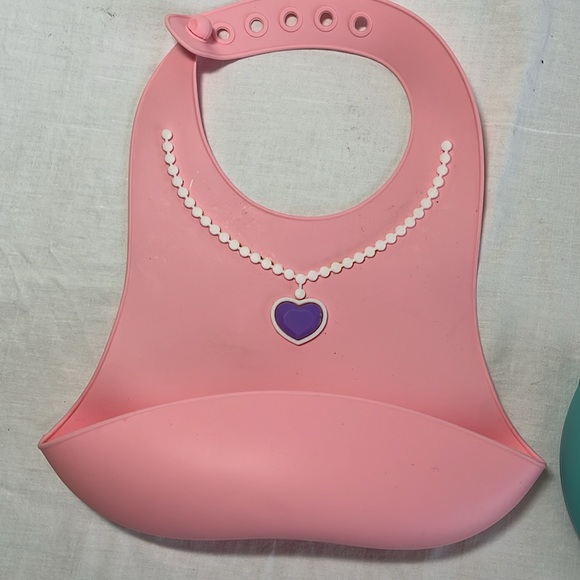 Silicone Bibs - Picture 2 of 5